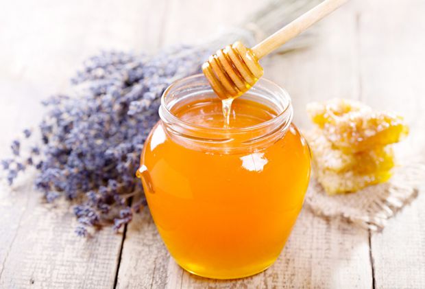 До року мед категорично заборонений з двох причин - через ризик розвитку алергії та ризик зараження ботулізмом. Однак сьогоднішні дослідження говорять