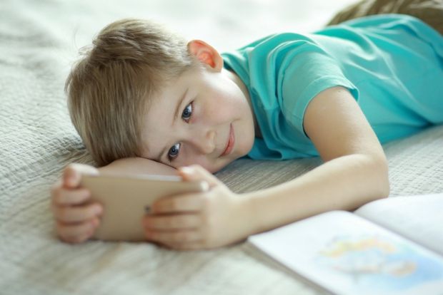 Чому дитина постійно просить телефон? Одна із найпопулярніших причин - не вистачає спілкування у реальному житті.