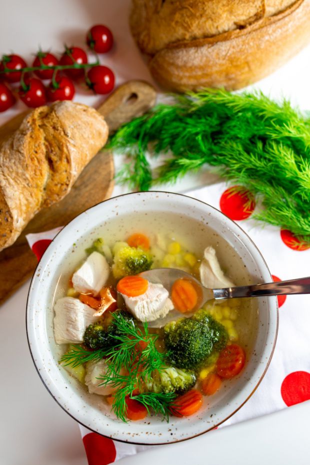 Ідеальний суп для тих, хто на дієті чи правильному харчуванні. М'ясо в супі куряче, а овочі не обсмажуються.