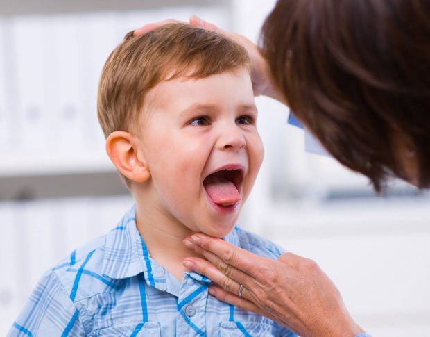 Немовлята зазвичай не мають неприємного запаху з рота, але іноді їх дихання має неприємний, нездоровий запах. Особливо тривожно, коли дихання дитини п