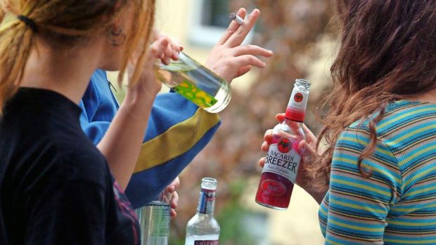 Кожен п’ятий український підліток вперше напився до значного алкогольного сп’яніння у 14 років. Такі результати дослідження українських підлітків 15-1