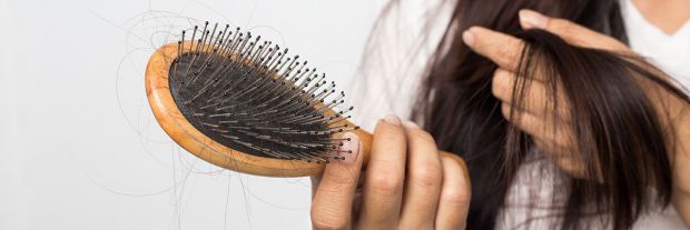 Якщо ви помітили, що ваше волосся тьмяне, ламке і випадає, то шукайте причину всередині себе. Які найбільш поширені причини того, що лізе волосся?