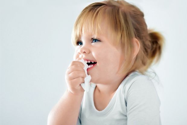 Трапляється, що дитину мучить сухий кашель, але температури у неї немає. Чи варто в такому випадку починати лікування? І чи необхідно йти до лікаря?