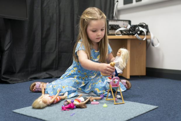 Міжнародна команда вчених провела дослідження, під час якого фахівці хотіли з'ясувати, як гра в ляльки впливає на розвиток мозку дитини. Нейропсихолог