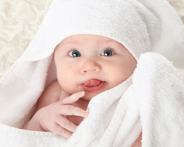 Усі немовлятка зригують, коли переїдають маминого молочка, однак у деяких випадках відрижка може бути ознакою небезпечної хвороби.