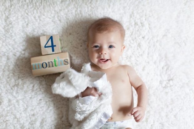 Розвиток малюка на четвертому місяці життя є важливим етапом в його житті. У цьому віці дитина починає активно досліджувати світ навколо себе та розви