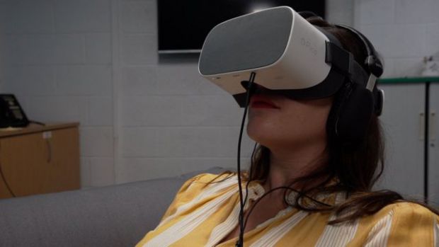 Київським породіллям пропонують народжувати у VR-окулярах. Віртуальна реальність допомагає знизити больові відчуття під час пологів. Але експерти вваж