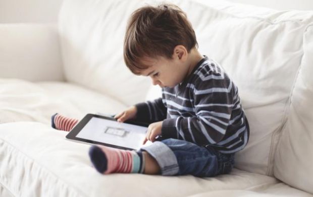 Дворічний малюк просить ваш смартфон або планшет, щоби подивитись відео чи пограти у гру? Якщо дитина росте в домі, в якому багато всіляких ґаджетів, 