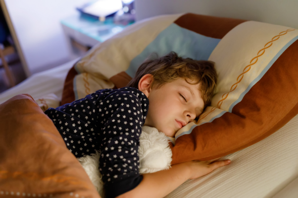 Вечірні ритуали також допомагають налаштувати дитину на відхід до сну. Вводьте і повторюйте щовечора прості дії, які заспокоюватимуть дитину.