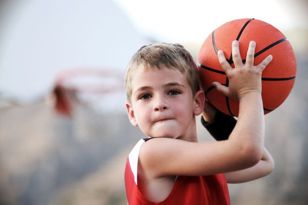 Асоціація спортивних тренерів США рекомендує батькам обмежувати дітей від постійних тренувань в одному виді спорту. Експерти кажуть, що це може привес