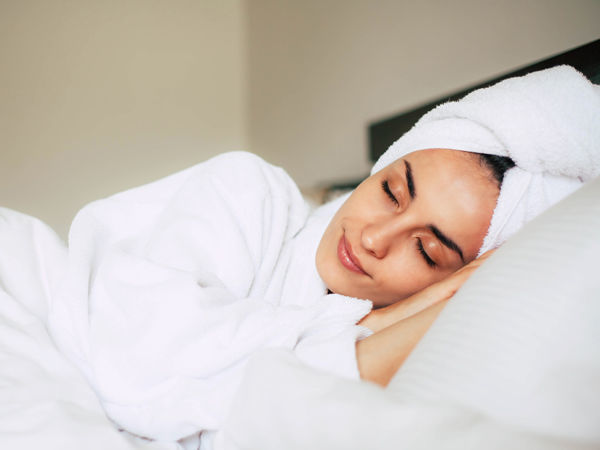 Часто нам здається спокусливою ідея лягти в ліжко і заснути відразу після душу, особливо якщо у вас був довгий день. Звісно, спати з мокрим волоссям н