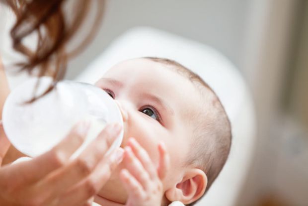 Якщо вашій дитині виповнюється 12 місяців, вона приймає молочні суміші, незабаром настане час перевести її на молоко. Може знадобитися деякий час і те