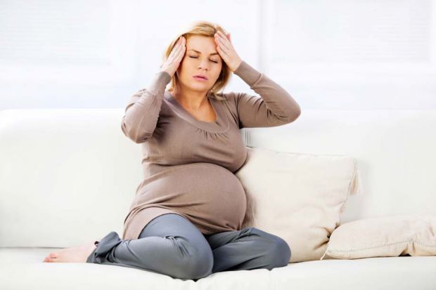 Вчені кажуть, що жінки з мігренню можуть мати вищий ризик ускладнень вагітності, таких як передчасні пологи, гестаційний високий кров’яний тиск і прее