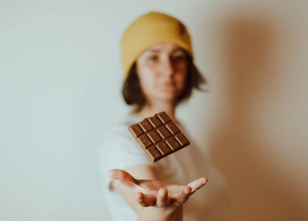 Коли жінки в період менопаузи шукають спосіб схуднути, вони точно не чекають, що хтось порекомендує їм їсти шоколад. Але згідно з дослідженням, опублі