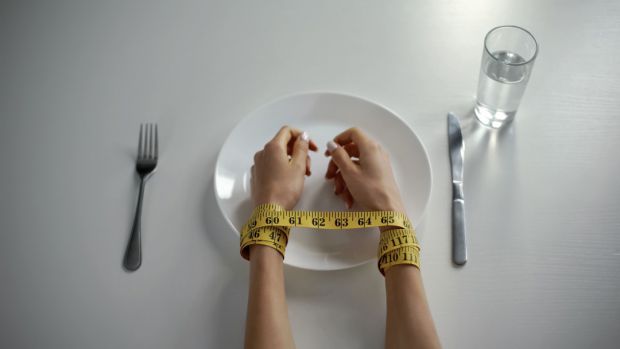 Розлади харчової поведінки – це стани, коли люди одержимі їжею, прийомом їжі та розміром свого тіла. Ця одержимість переймає їхню повсякденну поведінк