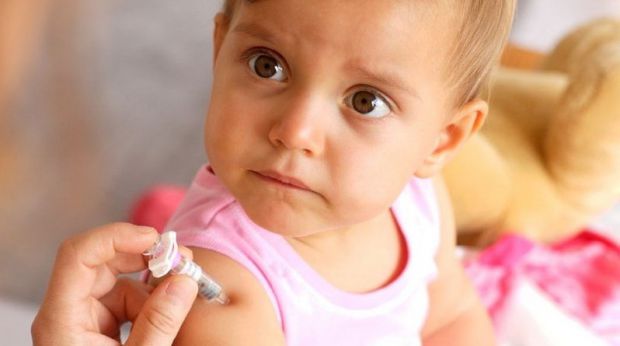 Поки виробники вакцин заробляють мільярди, питання дитячих щеплень продовжує розділяти українських батьків на два табори – прихильників та противників