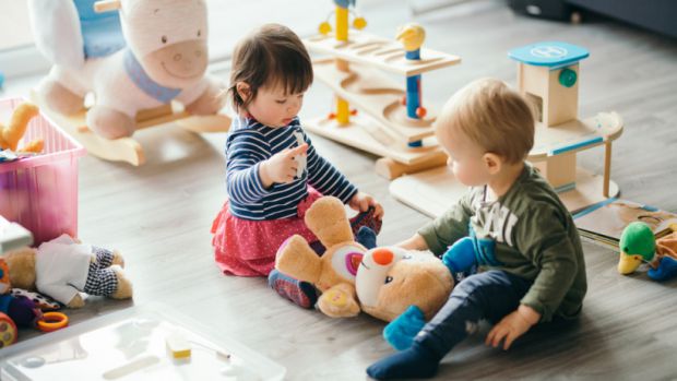 Зовсім нещодавно ваша дитина спокійно гралася на дитячому майданчику, не звертаючи уваги на те, що її іграшками граются інші діти. Але тепер люто відс