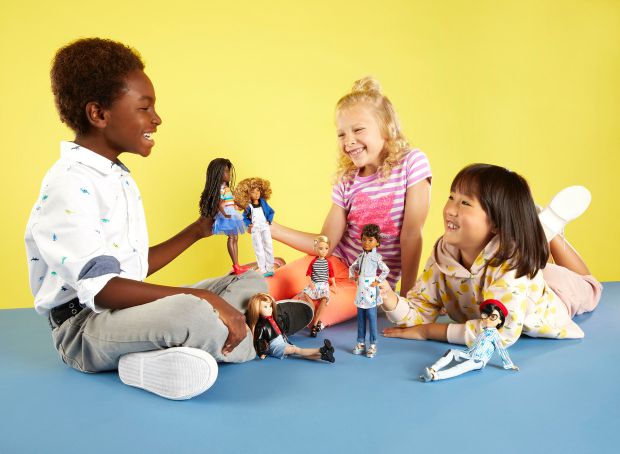 Останнім часом багато компаній, що виробляють дитячі іграшки, не вказують на упаковці, кому призначена та чи інша іграшка - хлопчикам чи дівчаткам. Пр