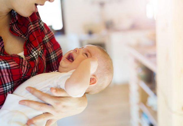 Запор у немовлят може призвести до вередування малюка та відчуття дискомфорту. Причини запору у немовлят різні і, ймовірно, не пов’язані з вітамінами,