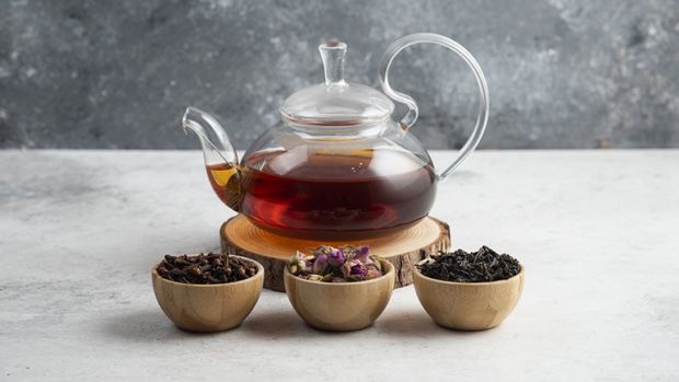 Чай є одним з найпопулярніших напоїв у світі, і його споживання має багато корисних властивостей для здоров'я. Однак, коли мова йде про дітей, батькам