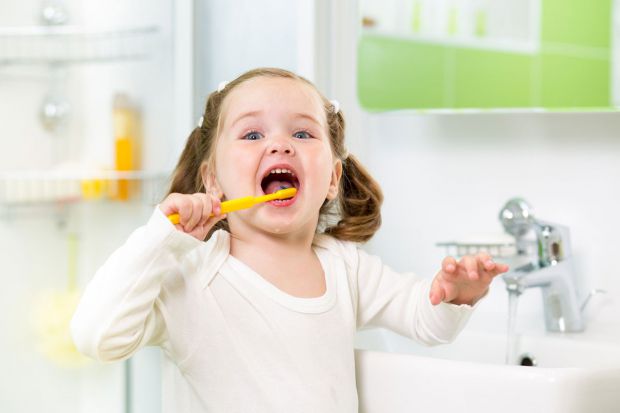 Догляд за зубами дітей та дорослих суттєво відрізняється, особливо, якщо це стосується немовлят. Про це пише лікар Катерина Саннікова в Instagram.