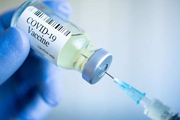 Національна служба здоров'я України повідомляє: якщо алергія людини не пов’язана з реакцією на щеплення, то вакцинуватися від COVID-19 можна.