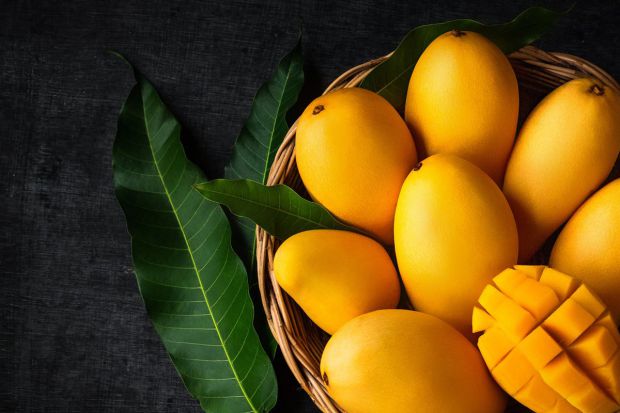 Манго є тропічним фруктом і доступний у багатьох супермаркетах цілий рік. Дієтологи рекомендують вживати від 1,5 до 2 склянок фруктів щодня для гарног