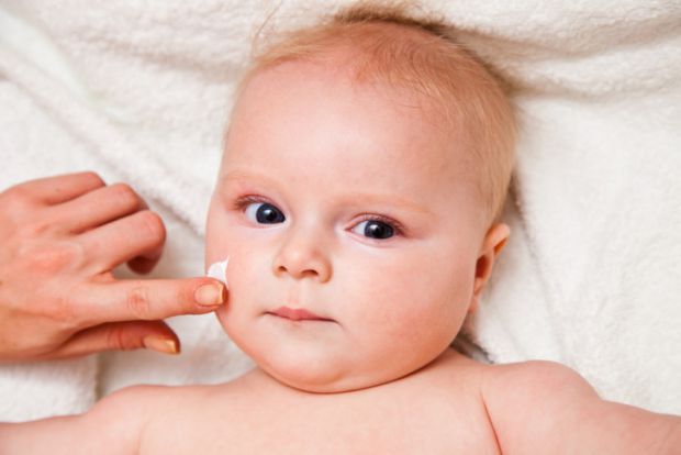 Новонароджені немовлята заражаються вірусом простого герпесу кількома способами. Під час народження мати, інфікована вірусом, може передати його своїй