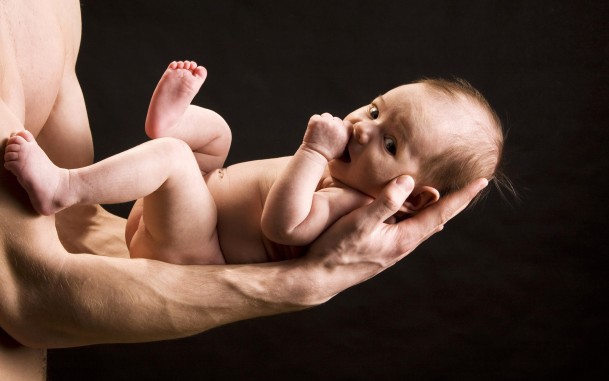 Перший рік життя дитина багато часу проводить на руках у батьків. Руки мами й тата життєво необхідні немовляті для формування базової довіри до світу,
