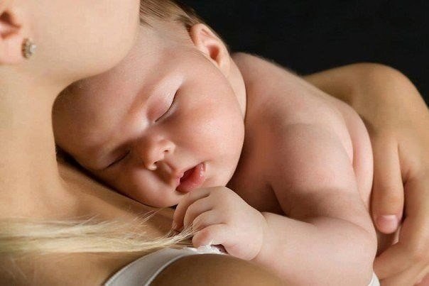Якщо ви хочете покращити імунітет новонародженого - годуйте його грудьми, як тільки візьмете його на руки після пологів!Та чи є якісь застереження або