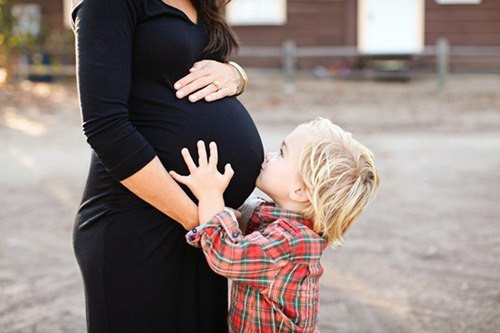 Американські медики провели дослідження з метою визначення того вітаміну, який майбутня мама може приймати під час вагітності, і який зможе захистити 