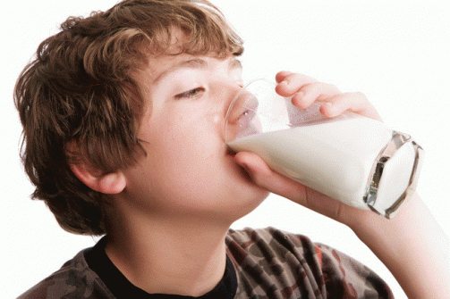 Дітям корисно пити молоко, бо в ньому є кальцій.Однак, вчені з США довели, що надмірне вживання молока загрожує хлопчикам переломами в підлітковому ві