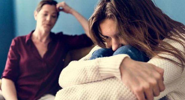 Чому суворі мами небезпечні для дочок? Дівчатка загалом більш чутливі до жорсткого стилю виховання, ніж хлопчики, причому їхня психіка особливо страждає в випадку, якщо найсуворішою є ̴