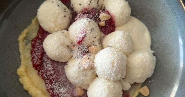 Ліниві вареники з сюрпризом — рецепт Потрібен швидкий сніданок або корисний десерт? Тоді до вашої уваги ліниві вареники.