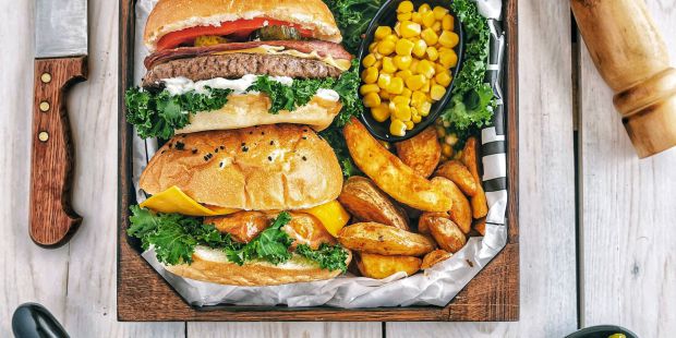 5 продуктів, відмовившись від яких ви проживете довше Їжа суттєво впливає на якість і тривалість нашого життя. Тож важливо стежити за тим, що ви їсте.