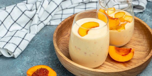 Заморожений десерт з бананами і персиками — корисні солодощі для дітей Основа з фруктів, білкового сиру та карамелізованих горіхів створює приємний баланс текстур і смаків. Цей заморожений десерт готується швидко, а інгре