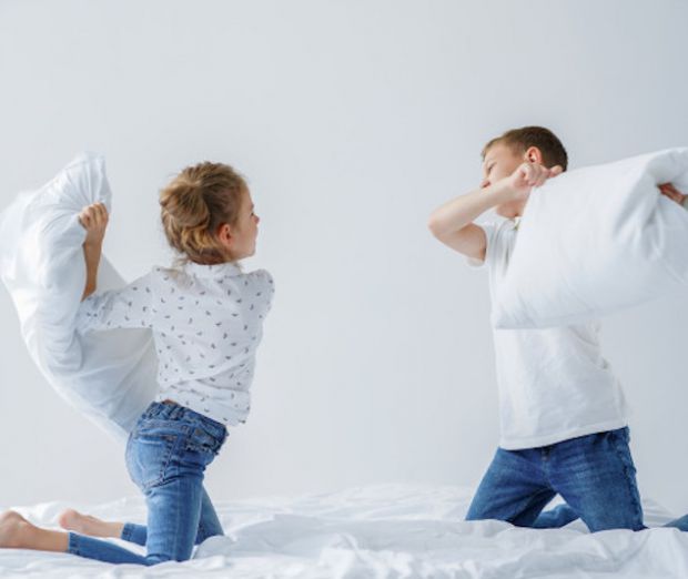 Дитина стресує, неспокійна або гіперактивна? Це можуть бути проблеми із сенсорною обробкою інформації Багато дітей мають інтенсивну реакцію на певні звуки або консистенцію їжі. Вони не можуть терпіти певний одяг, або дратуються, коли хтось до них торка