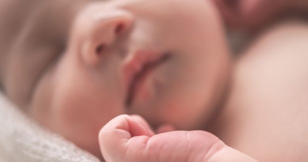 Чому поцілунок дорослого може нашкодити новонародженому? Навіть такий ніжний жест, як поцілунок, може нести серйозну загрозу для здоров’я малюка. Особливо в перші тижні після народження, коли імунітет дитини