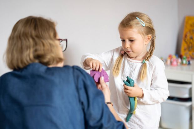 Як зрозуміти, що дитині потрібен психолог? Динамічна диджиталізація, велика кількість інформації, емоційна нестабільність дорослих, війна – все це впливає на психологічний стан дітей. Іноді род