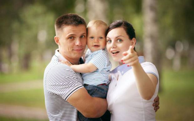 5 звичок батьків, які шкодять дітям Здебільшого, незначні речі формують емоційний світ дитини. Це крихітні, непомітні моделі поведінки, які з часом непомітно осідають у її характері. А і