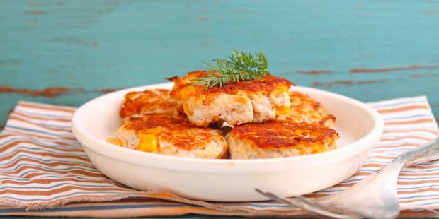 Рублені курячі котлети з кукурудзою Посічене куряче філе, поєднане з консервованою кукурудзою, зеленою цибулею, яйцями та сметаною, а потім обсмажене на розігрітій олії, залишається хрус