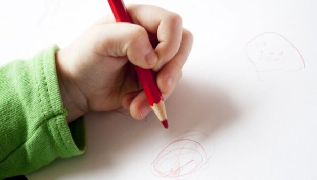 Що робити, якщо дитина шульга? Ліворукість — це не забаганка чи погана звичка. Це індивідуальна особливість роботи мозку. Втім, так вважали не завжди. Наприклад, ще 50-60 років тому