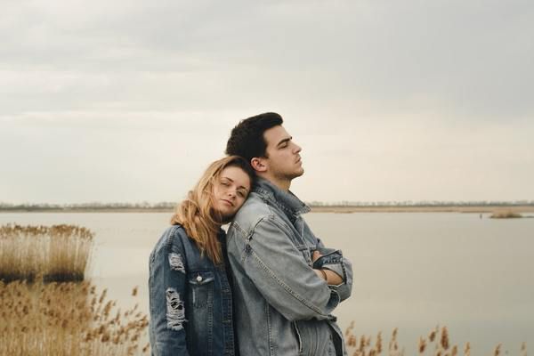 Як не втратити любов у сірих буднях? Сімейне життя — це не завжди романтичні вечори та обійми на заході сонця. Часто це будні з ранковим поспіхом, нескінченними справами та розбитими тарі