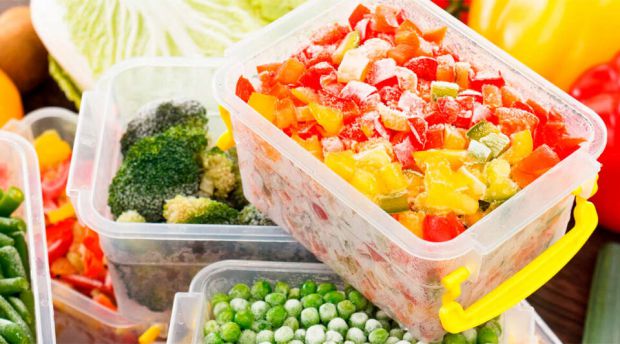 Які продукти не можна заморожувати? Заморожувати продукти для деяких людей - звичайна справа. Але через це вони можуть втратити багато поживних речовин, змінити колір або навіть зіпсуват