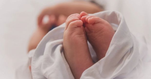 В Україні народилася дитина, зачаття якої відбулося після смерті її батька-військового Це перший випадок, коли жінка завагітніла за допомогою ЕКЗ із замороженим репродуктивним матеріалом загиблого воїна, який вони вирішили зберегти через