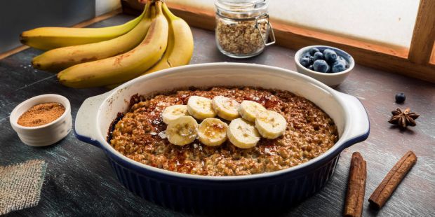 Запечена вівсянка з бананами — рецепт Запечена вівсянка з бананами — це простий і корисний сніданок, який забезпечить енергією на день. Завдяки поєднанню бананів, вівсянки та арахісового м
