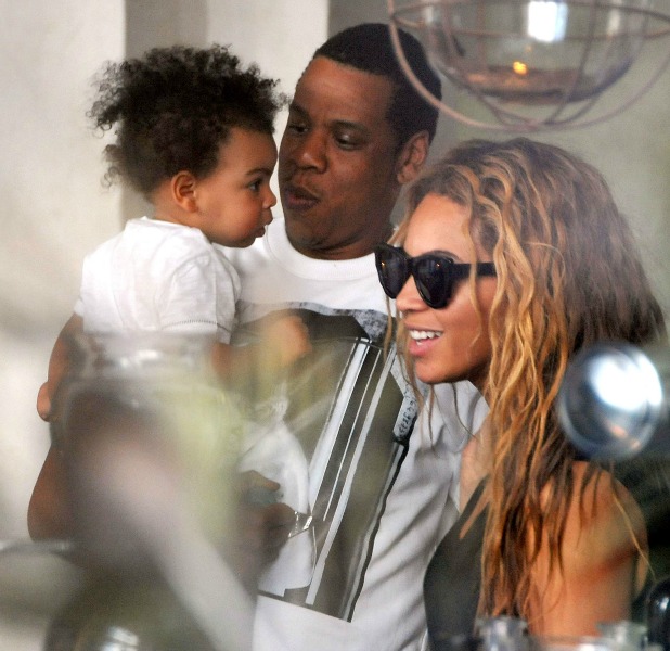 8064_beyonce-jay-z-blue-ivy-paris.jpg