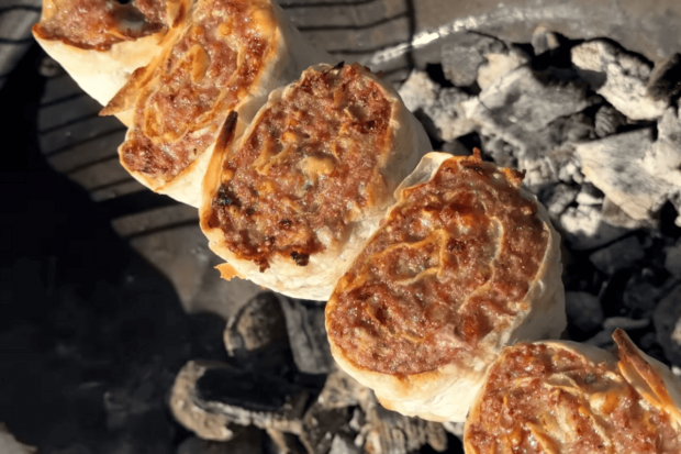 Фарш у лаваші з сиром, зеленню і ароматними спеціями Мінімум клопоту, а результат точно приємно здивує. М’ясо виходить соковите, ароматне, з апетитною скоринкою. Ідеально для компанії чи сімейного обіду.