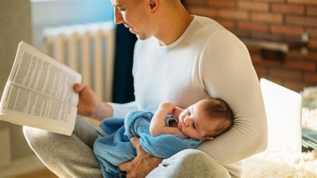 Відпустка для догляду за дитиною: хто може отримати виплати? Новоспечені батьки, бабусі, дідусі, опікуни та інші родичі можуть отримати відпустку по догляду за дитиною до трьох років, яка зараховується до загаль